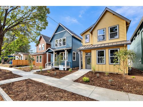 8413 N Gloucester Ave, Portland, OR, 97203-5933 | Card Image