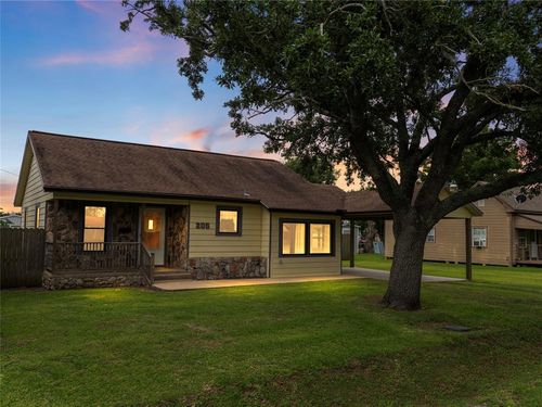 205 Magnusson Ave, Palacios, TX, 77465-3921 | Card Image