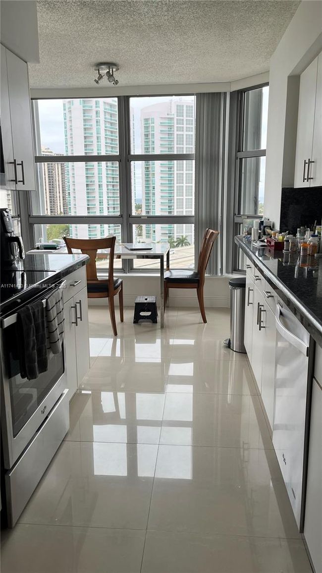 APT-1405 - 3500 Mystic Pointe Dr, Condo with 2 bedrooms, 2 bathrooms and null parking in Aventura FL | Image 10