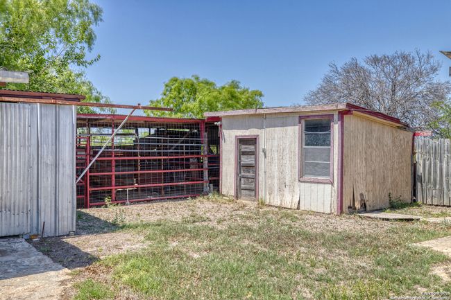 1390 Windmill Rd, House other with 2 bedrooms, 2 bathrooms and null parking in Uvalde TX | Image 24