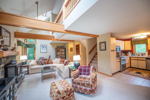 40-16 10th Ln, Wilmington, VT, 05363 | Card Image