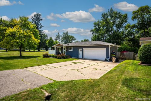 5021 Lakeborn Dr, White Lake, MI, 48383-1457 | Card Image