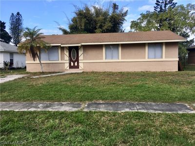 8 Roanoke Drive, House other with 3 bedrooms, 2 bathrooms and null parking in Fort Myers FL | Image 2