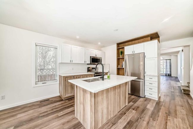 207 Coachway Rd Sw, House other with 3 bedrooms, 3 bathrooms and 2 parking in Calgary AB | Image 4