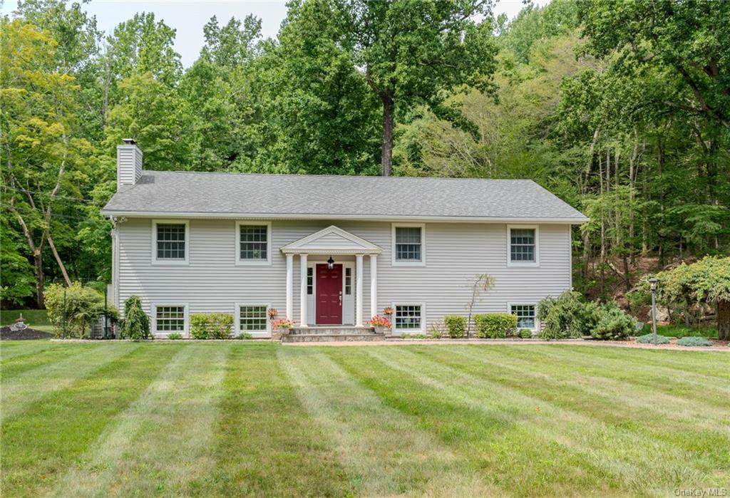 Larkspur Dr, Hopewell Junction, NY 12533