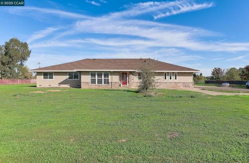 8439 Bader Rd, Elk Grove, CA, 95624-9348 | Card Image