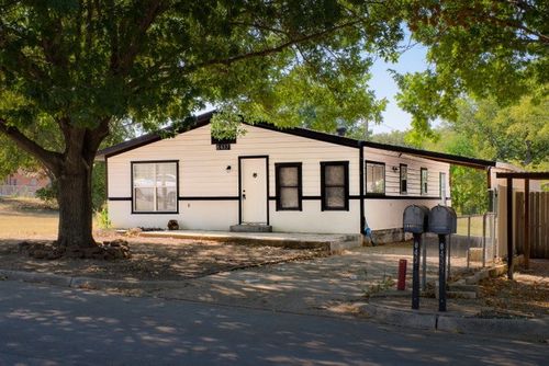 8437 Redonda St, White Settlement, TX, 76108-2717 | Card Image