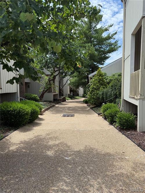 apt-a-670 Coeur De Royale Dr, Creve Coeur, MO, 63141-7046 | Card Image