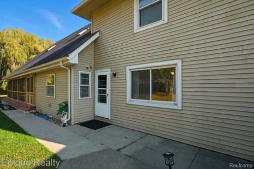 8150 Runyan Lake Rd, Fenton, MI, 48430-9261 | Card Image