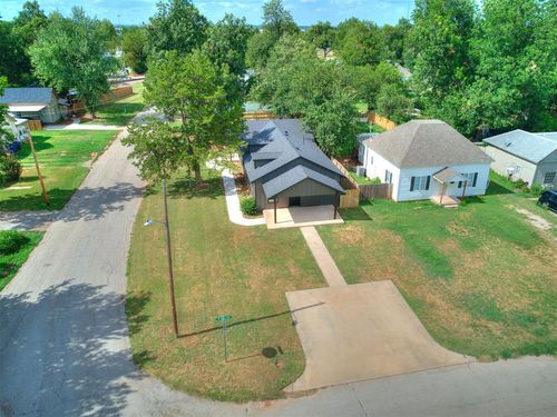 1828 W Idaho Ave, Chickasha, OK, 73018-2838 | Card Image