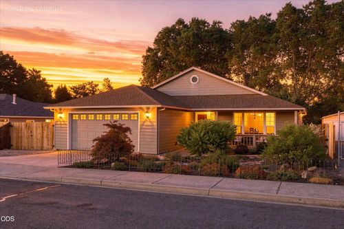 468 Westminster Dr, Eagle Point, OR, 97524-9499 | Card Image