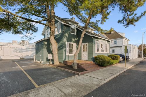 22 Broadway Mews, Hewlett, NY, 11557-2005 | Card Image