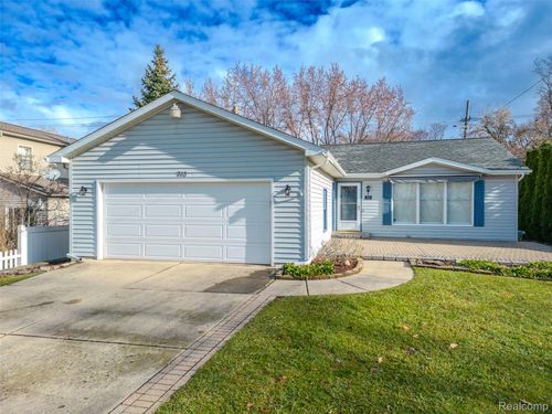 715 Lakeside Dr, Waterford, MI, 48328-4046 | Card Image