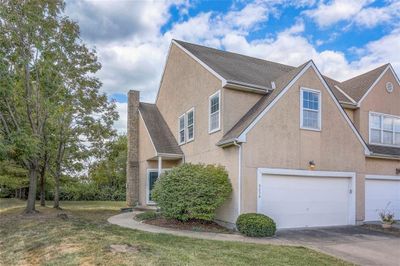 9236 Boehm Drive, Home with 3 bedrooms, 2 bathrooms and null parking in Lenexa KS | Image 2