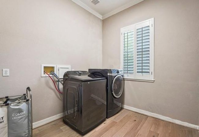 Spacious laundry room | Image 29