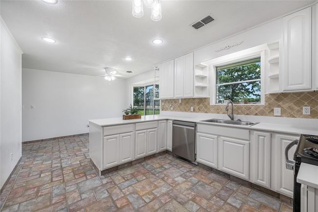 5131 N Us Highway 77, Home with 4 bedrooms, 3 bathrooms and 4 parking in Warda TX | Image 8