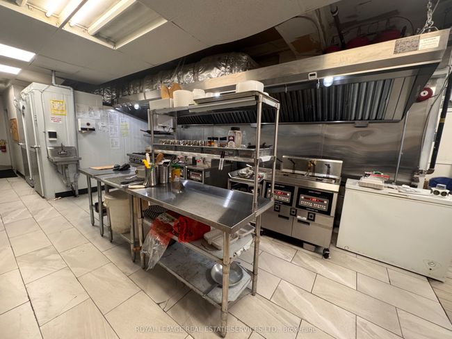 2916 Lake Shore Blvd W, Home with 0 bedrooms, 1 bathrooms and 1 parking in Etobicoke ON | Image 6