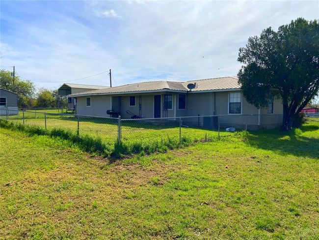 864 Highway 101, House other with 2 bedrooms, 1 bathrooms and null parking in Sunset TX | Image 24