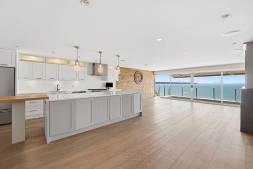 15240 Victoria Avenue, White Rock, BC, V4B1G6 | Card Image