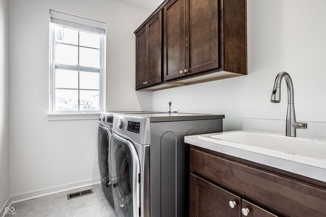 Laundry room (main floor) | Image 34