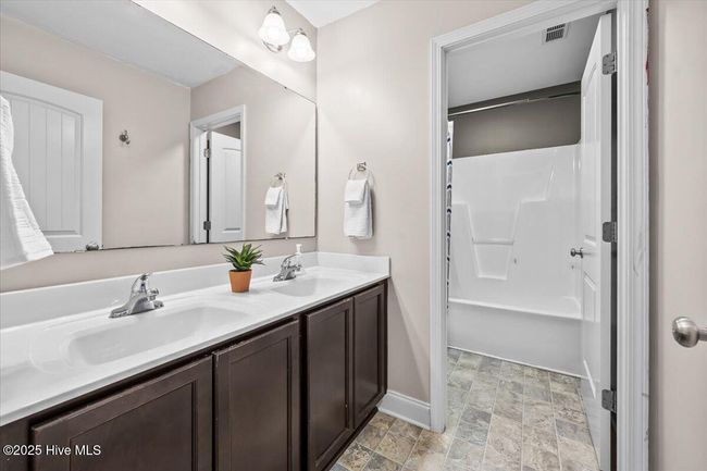Guest bathroom | Image 24