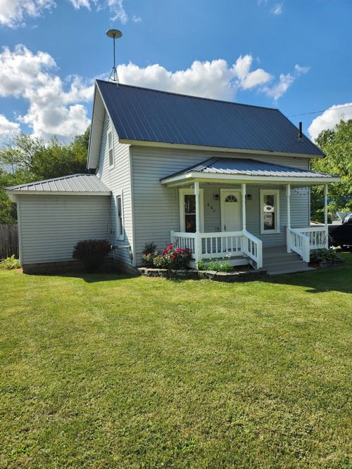 802 Parker St, Crystal, MI, 48818-9720 | Card Image