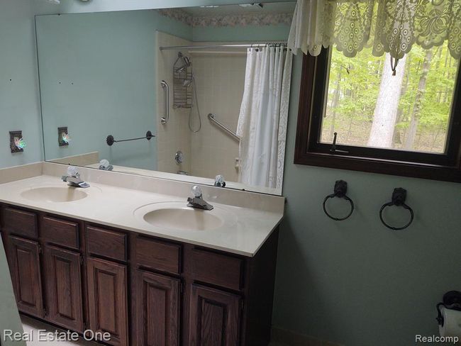 Main bathroom | Image 9