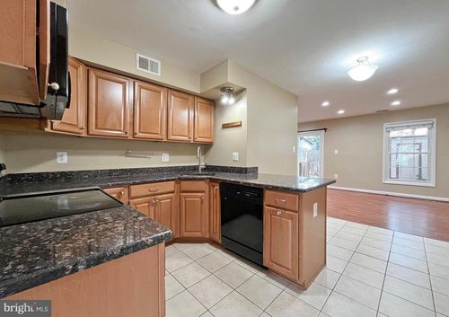 6069 Wycoff Sq, CENTREVILLE, VA, 20120-1828 | Card Image