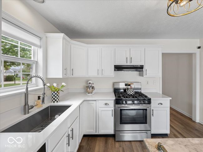 kitchen has brand new granite counter tops! | Image 11