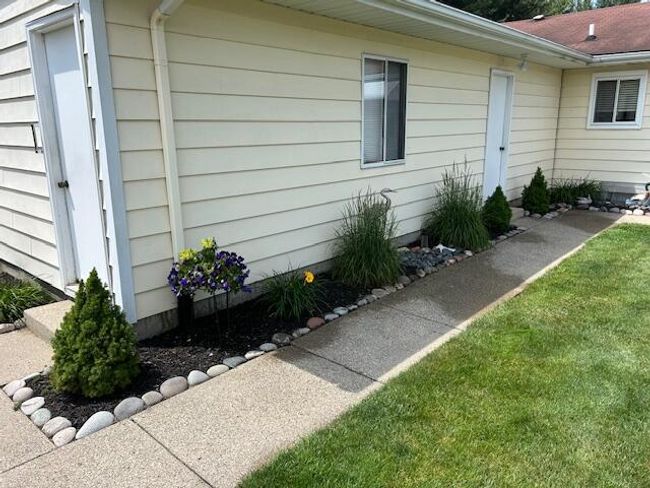 Lots of extra parking overlooking the woods | Image 11