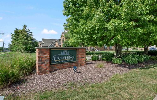 48713 Chelmsford Ct, Chesterfield, MI, 48047-5427 | Card Image