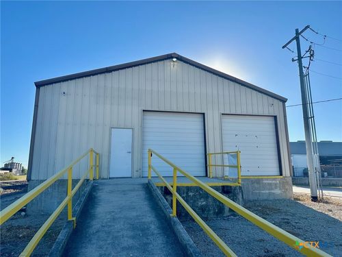 w1-w2-232 W New Braunfels St, Seguin, TX, 78155-2656 | Card Image