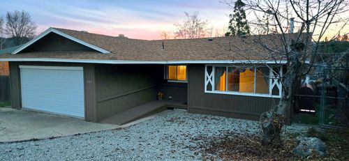 809 North St, Yreka, CA, 96097-2229 | Card Image