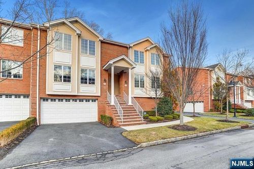 31 Skymark Ct, Upper Saddle River, NJ, 07458-2318 | Card Image