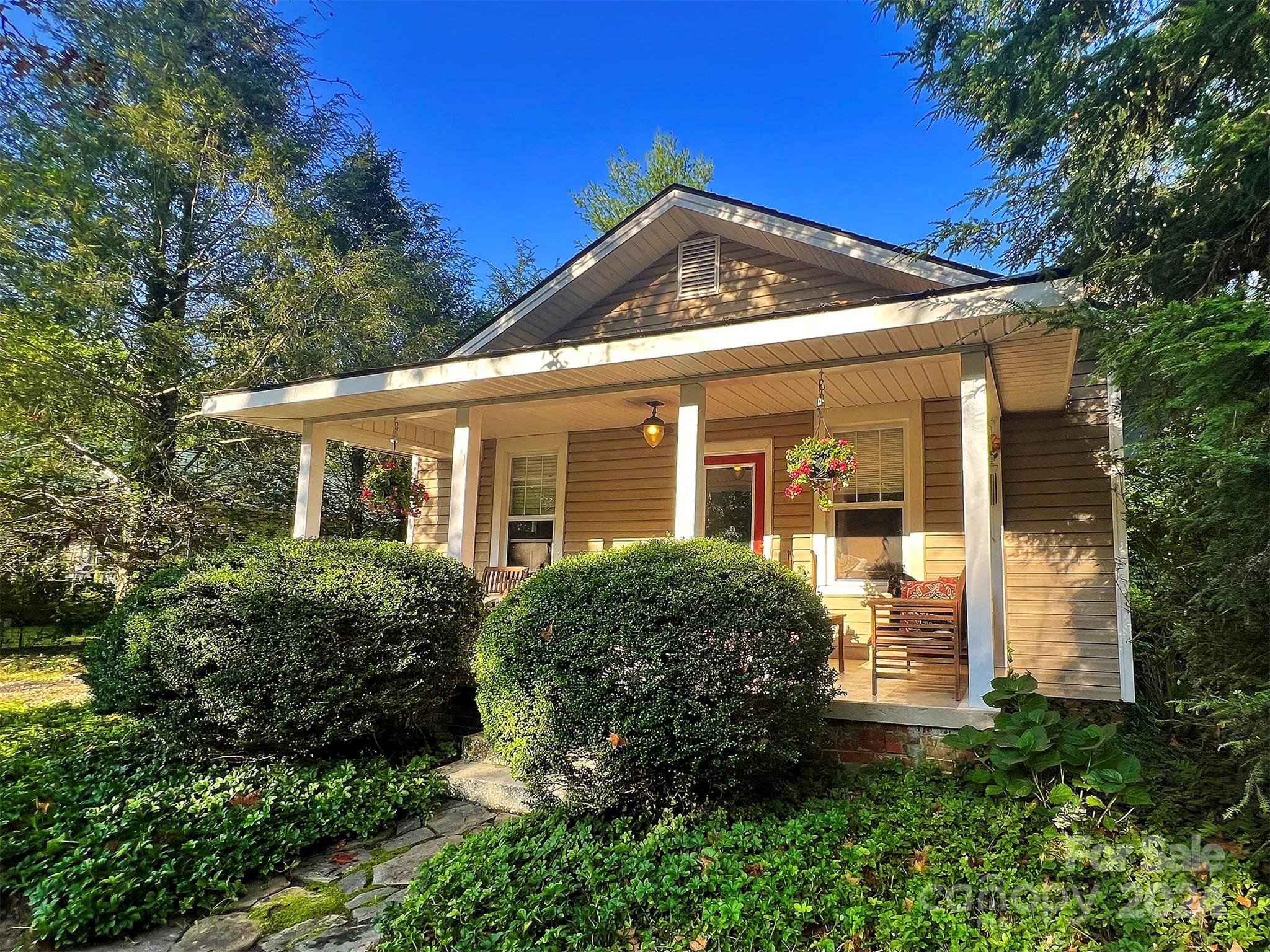 Spring St, Hendersonville, NC 28739
