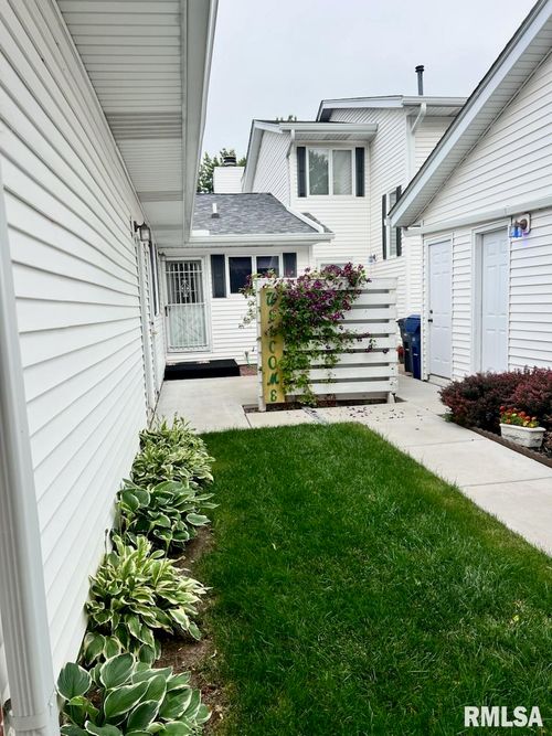 3895 Prairie Lane, Bettendorf, IA, 52722 | Card Image