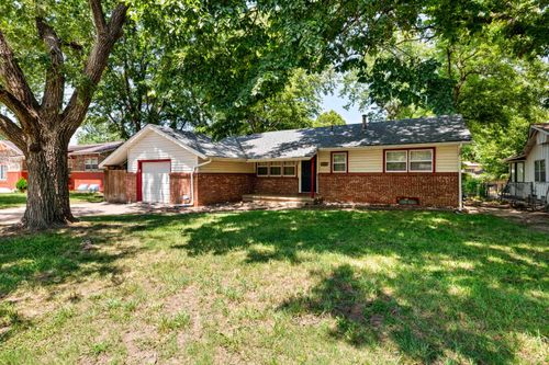 1926 E Glen Oaks Dr, Wichita, KS, 67216-2246 | Card Image