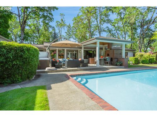 18 Ridgewood Dr, Roseburg, OR, 97471-9253 | Card Image