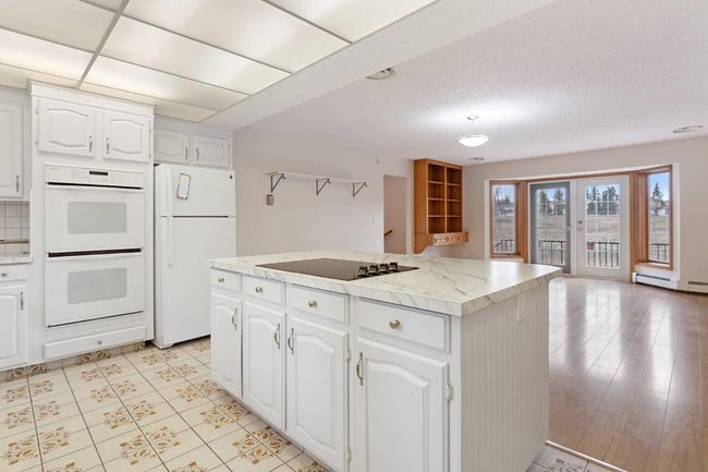 1008 Shawnee Dr Sw, House other with 3 bedrooms, 4 bathrooms and 6 parking in Calgary AB | Image 14