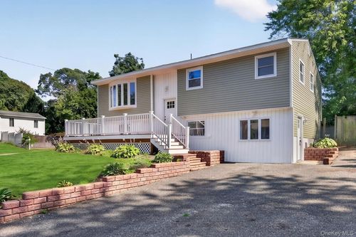 42 Crestwood Ln, Farmingville, NY, 11738-1037 | Card Image