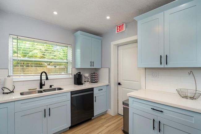 Quartz Countertops, & top of the line Black Stainless touch screen Samsung Appliances | Image 17