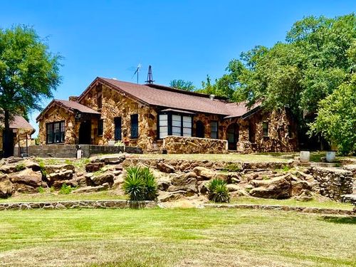 124 S 3rd St, Jacksboro, TX, 76458-2201 | Card Image