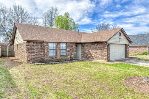 606 Silver Maple Ln, Noble, OK, 73068-9347 | Card Image