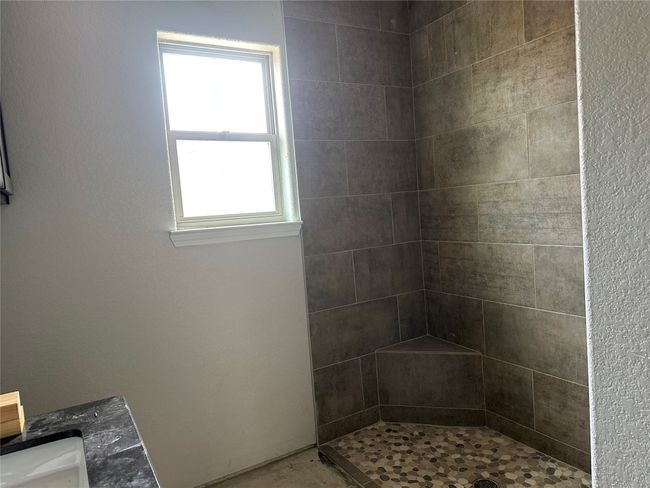 Bathroom with tiled shower | Image 17
