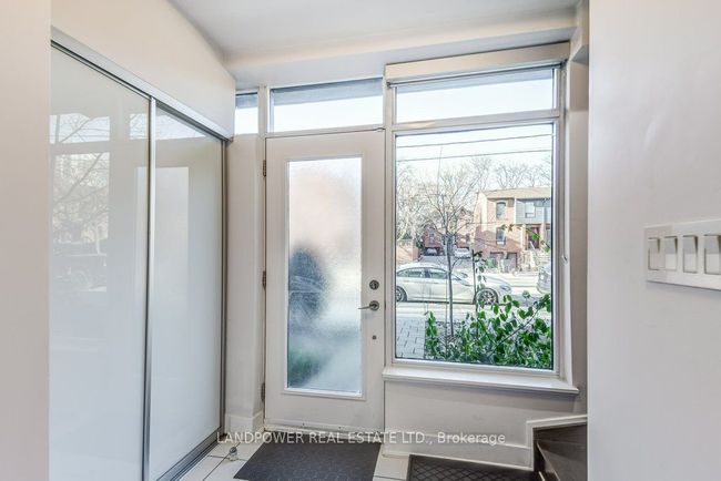 991 Dundas St E, House attached with 3 bedrooms, 3 bathrooms and 1 parking in Toronto ON | Image 5