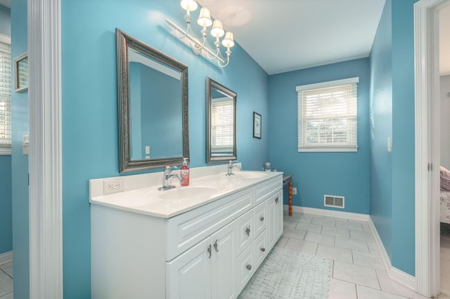 Shared upper level full bath | Image 28