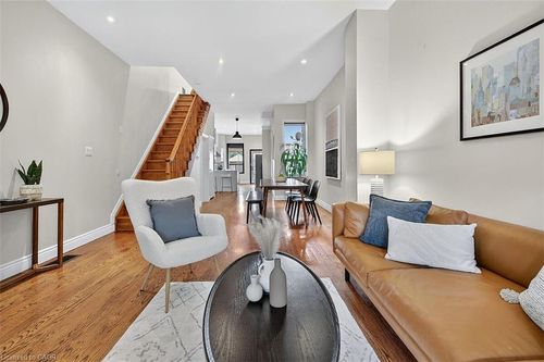 690 Dufferin St, Toronto, ON, M6K2B5 | Card Image