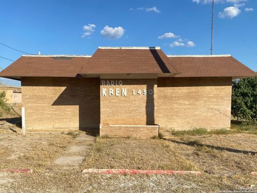 203 S 4th St, Carrizo Springs, TX, 78834-3903 | Card Image