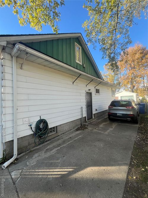 8647 Chalmers Ave, Warren, MI, 48089-2435 | Card Image