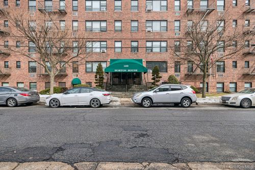12d-120 Horton Hwy, Mineola, NY, 11501-3953 | Card Image